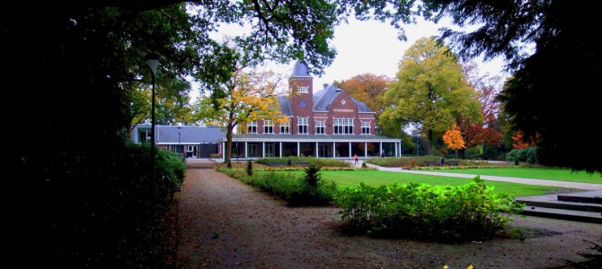 Rijssens Parkgebouw en kasteel de Oosterhof in herfststemming